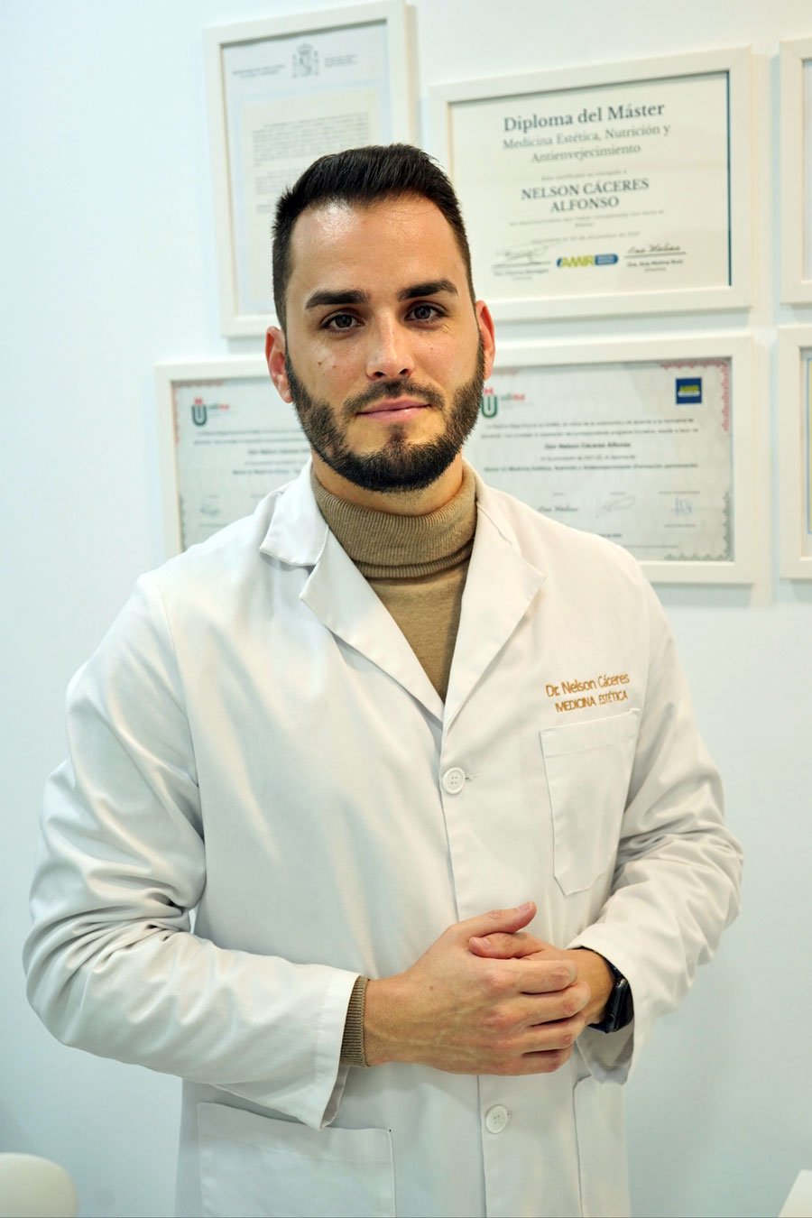 Imagen del Doctor Nelson Cáceres Alfonso en su consulta de medicina estética en Móstoles, Madrid.