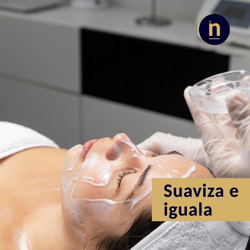 Tratamiento de peeling químico médico en paciente femenino.